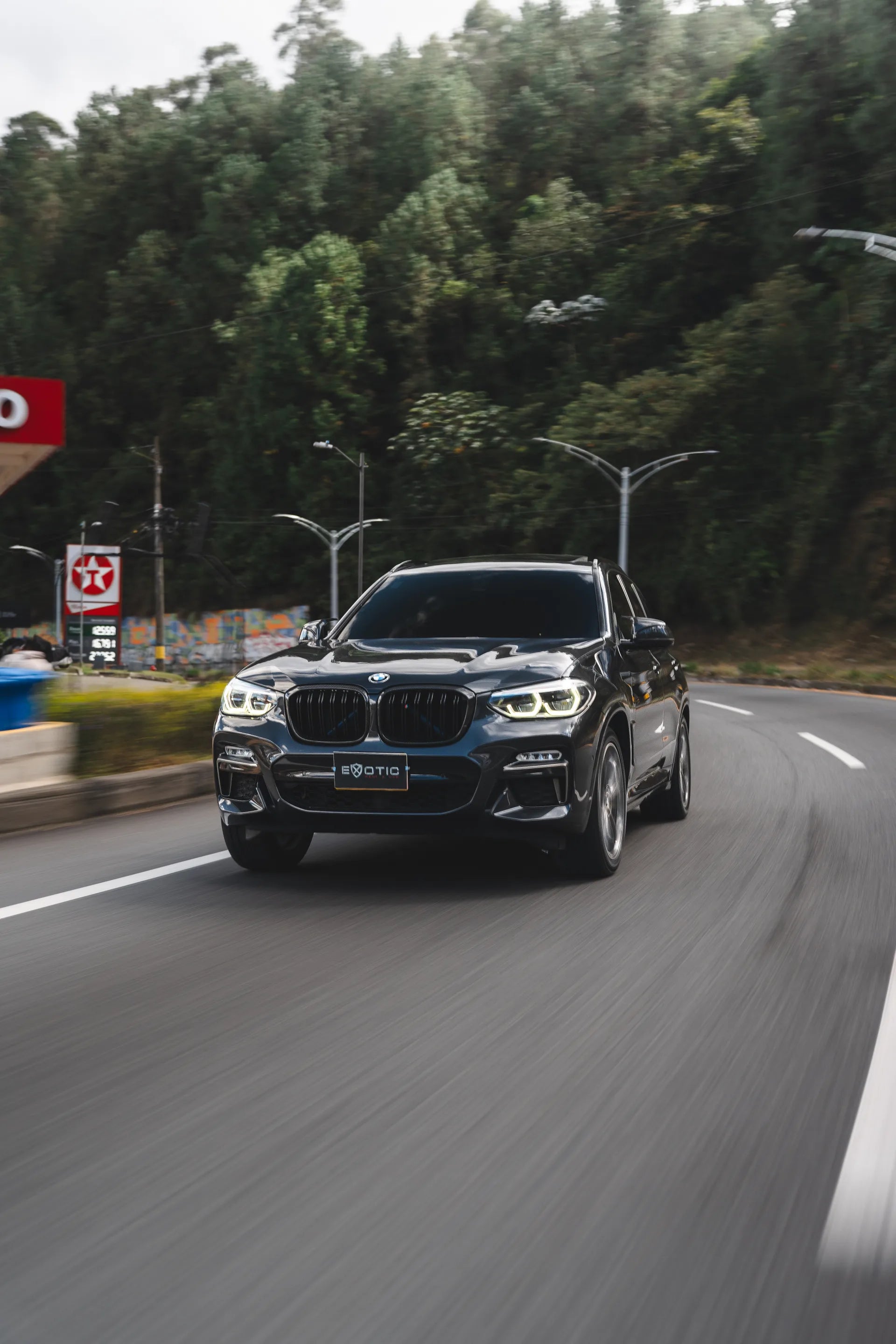 Alquiler de vehículos en Medellín - BMW X3 M40i, en movimiento, vista frontal