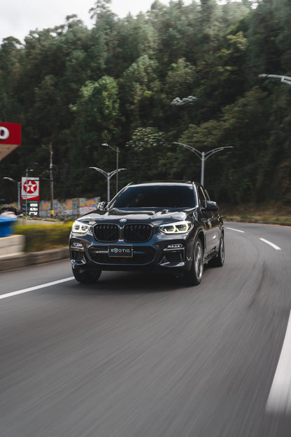 Alquiler de vehículos en Medellín - BMW X3 M40i, en movimiento, vista frontal