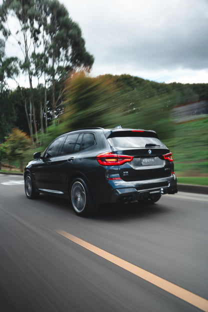 Alquiler de vehículos en Medellín - BMW X3 M40i, en movimiento, vista trasera (2)