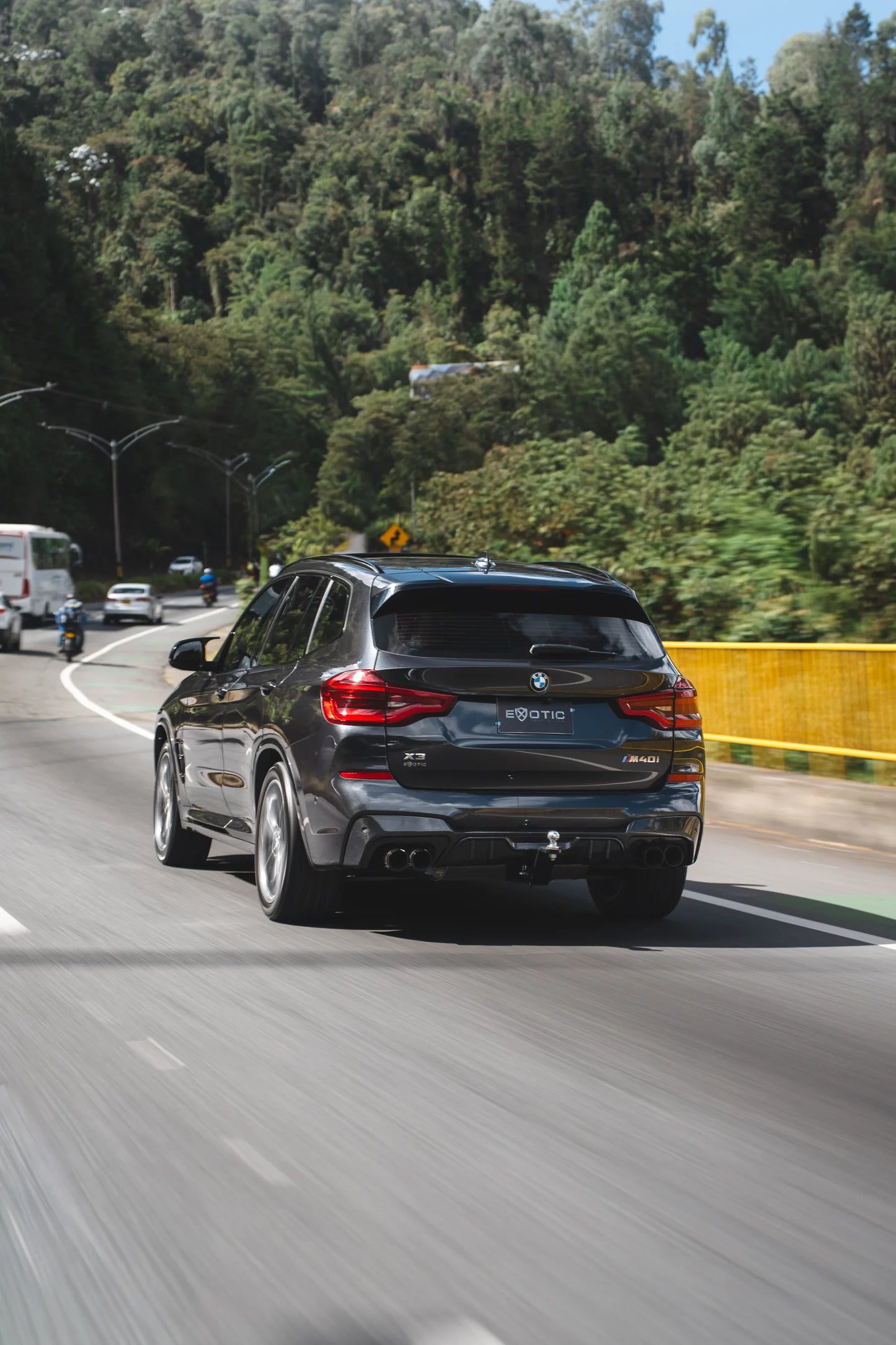 Alquiler de vehículos en Medellín - BMW X3 M40i, en movimiento, vista trasera
