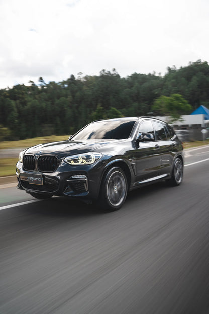 Alquiler de vehículos en Medellín - BMW X3 M40i, en movimiento, vista tres cuartos frontal