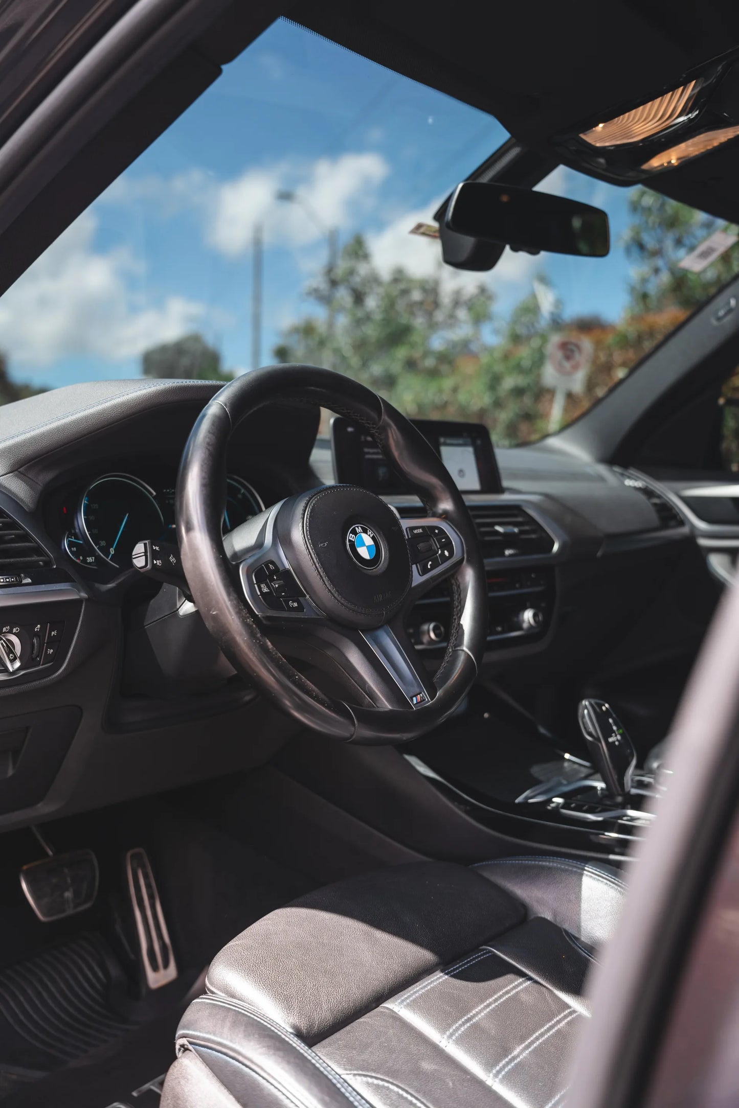Alquiler de vehículos en Medellín - BMW X3 M40i, interior, volante y tablero