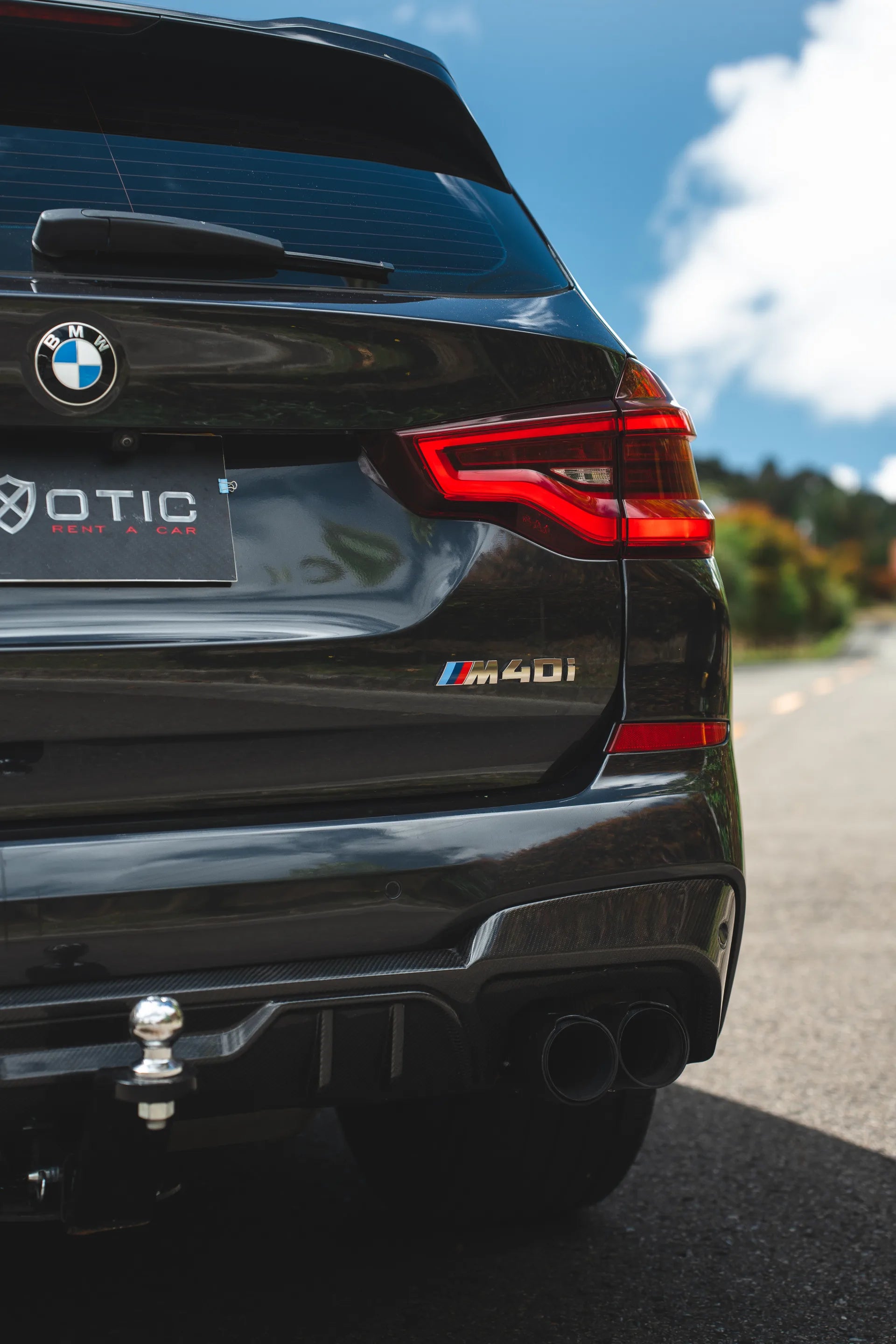 Alquiler de vehículos en Medellín - BMW X3 M40i, vista trasera con emblema M40i