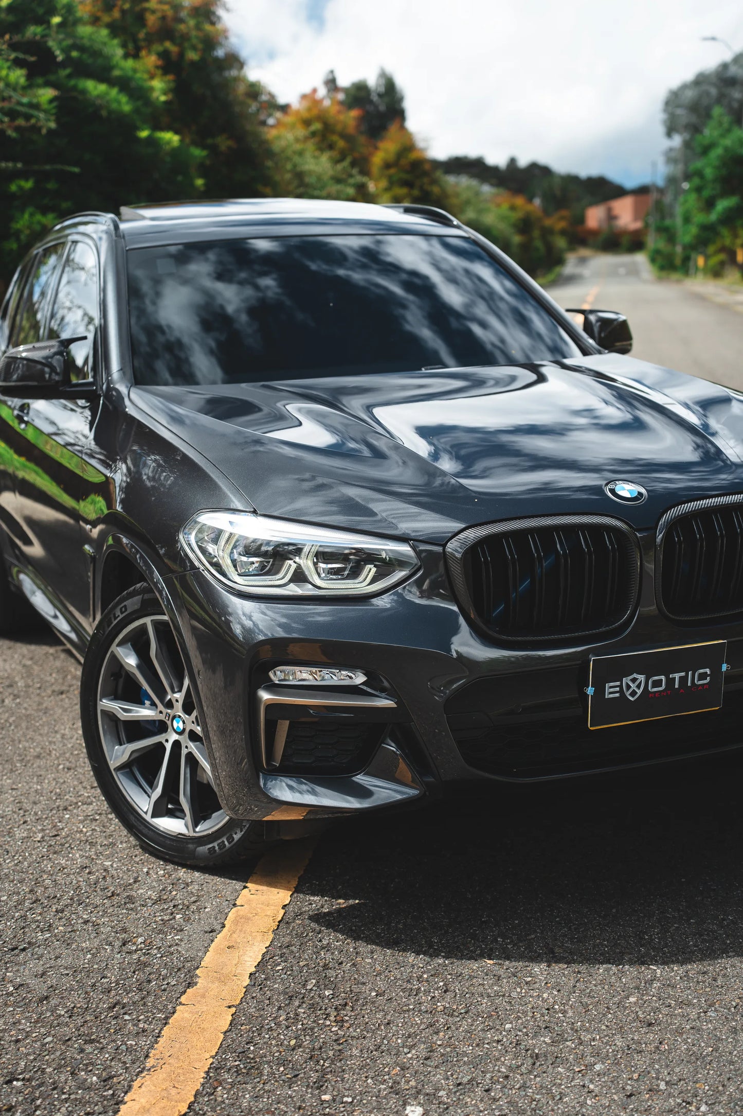 Alquiler de vehículos en Medellín - BMW X3 M40i, vista tres cuartos frontal (2)