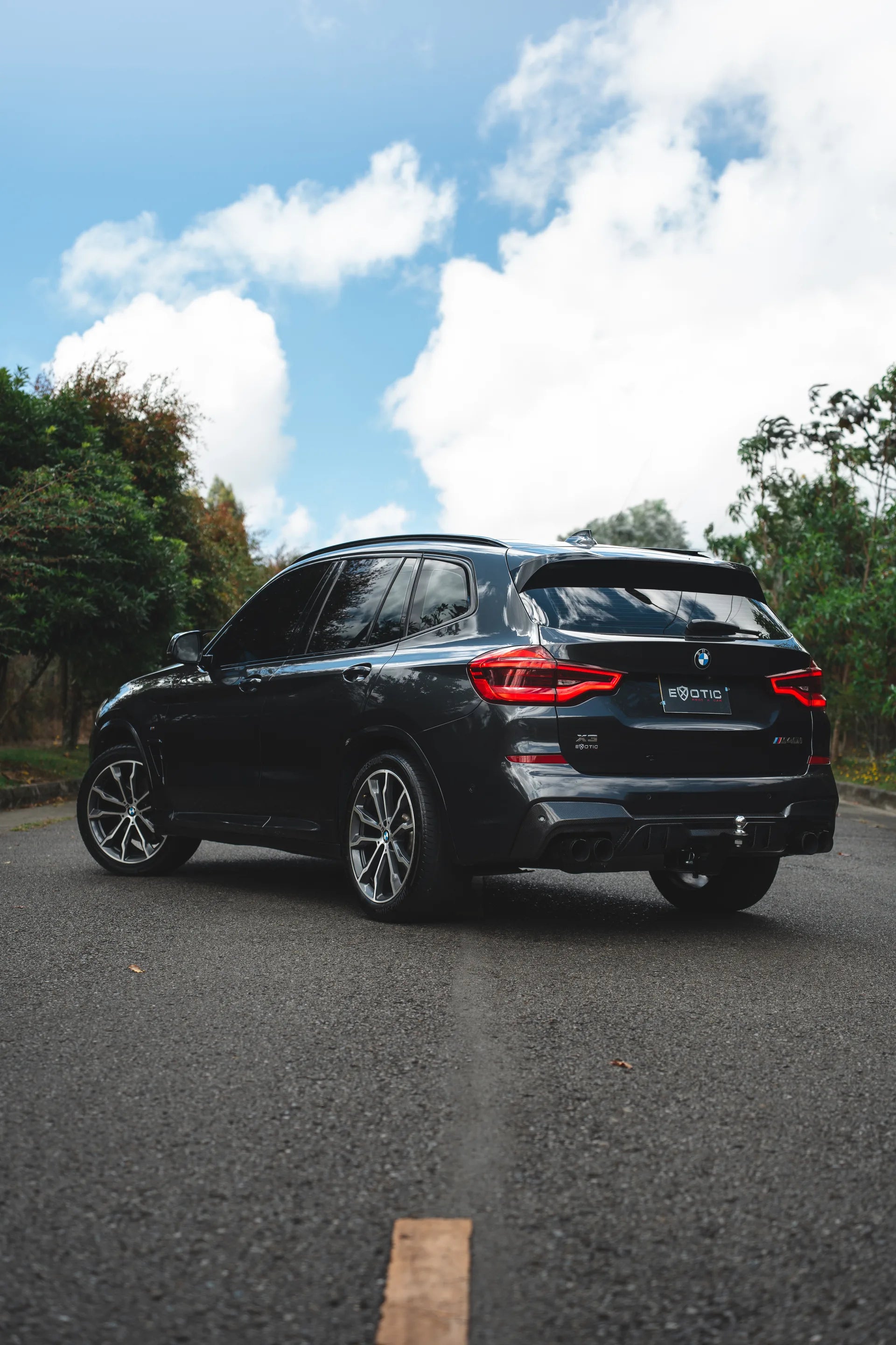 Alquiler de vehículos en Medellín - BMW X3 M40i, vista tres cuartos trasera