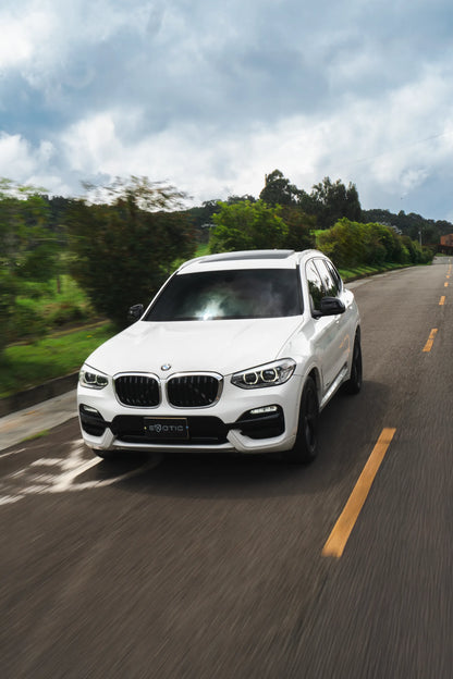 Alquiler de vehículos en Medellín - BMW X3, vista tres cuartos frontal (2)