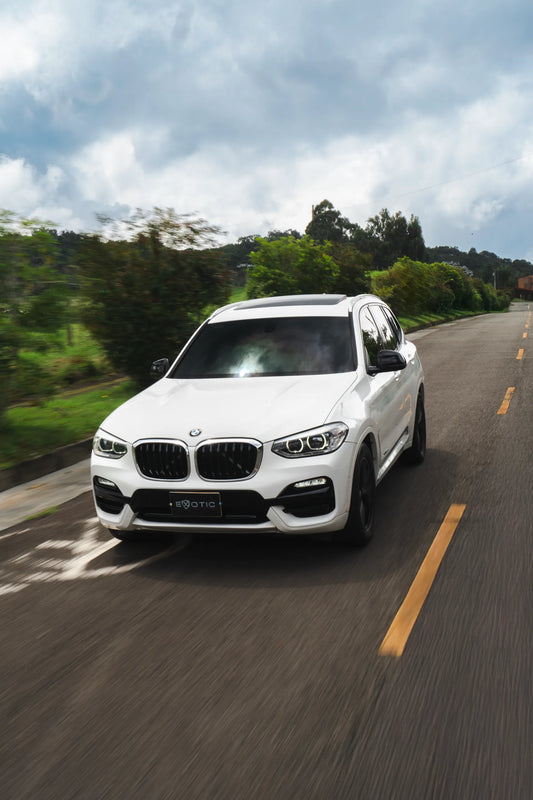 Alquiler de vehículos en Medellín - BMW X3, vista tres cuartos frontal (2)