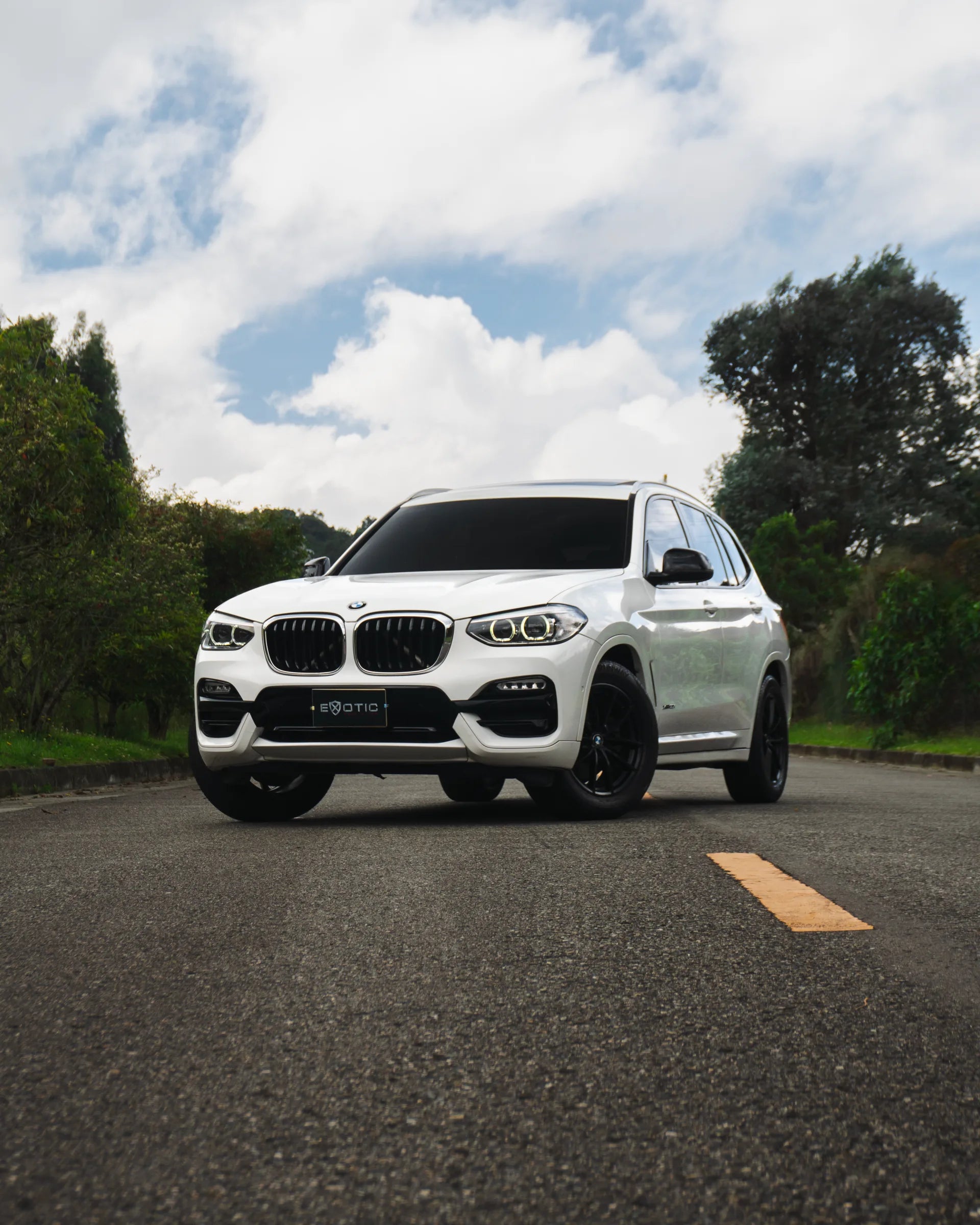 Alquiler de vehículos en Medellín - BMW X3, vista tres cuartos frontal