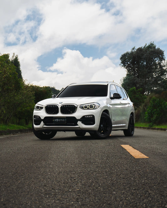 Alquiler de vehículos en Medellín - BMW X3, vista tres cuartos frontal