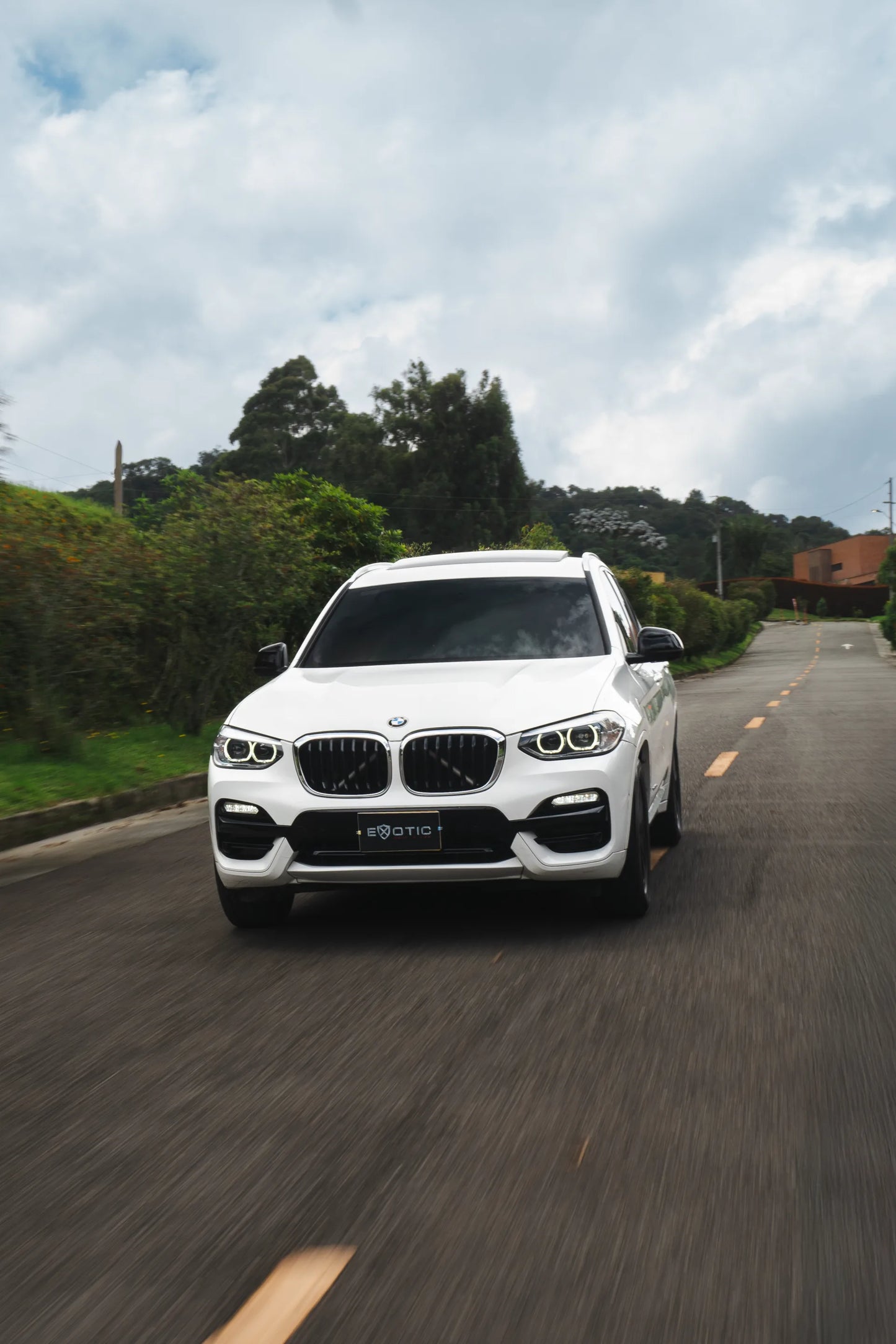 Alquiler de vehículos en Medellín - BMW X3, vista frontal (2)