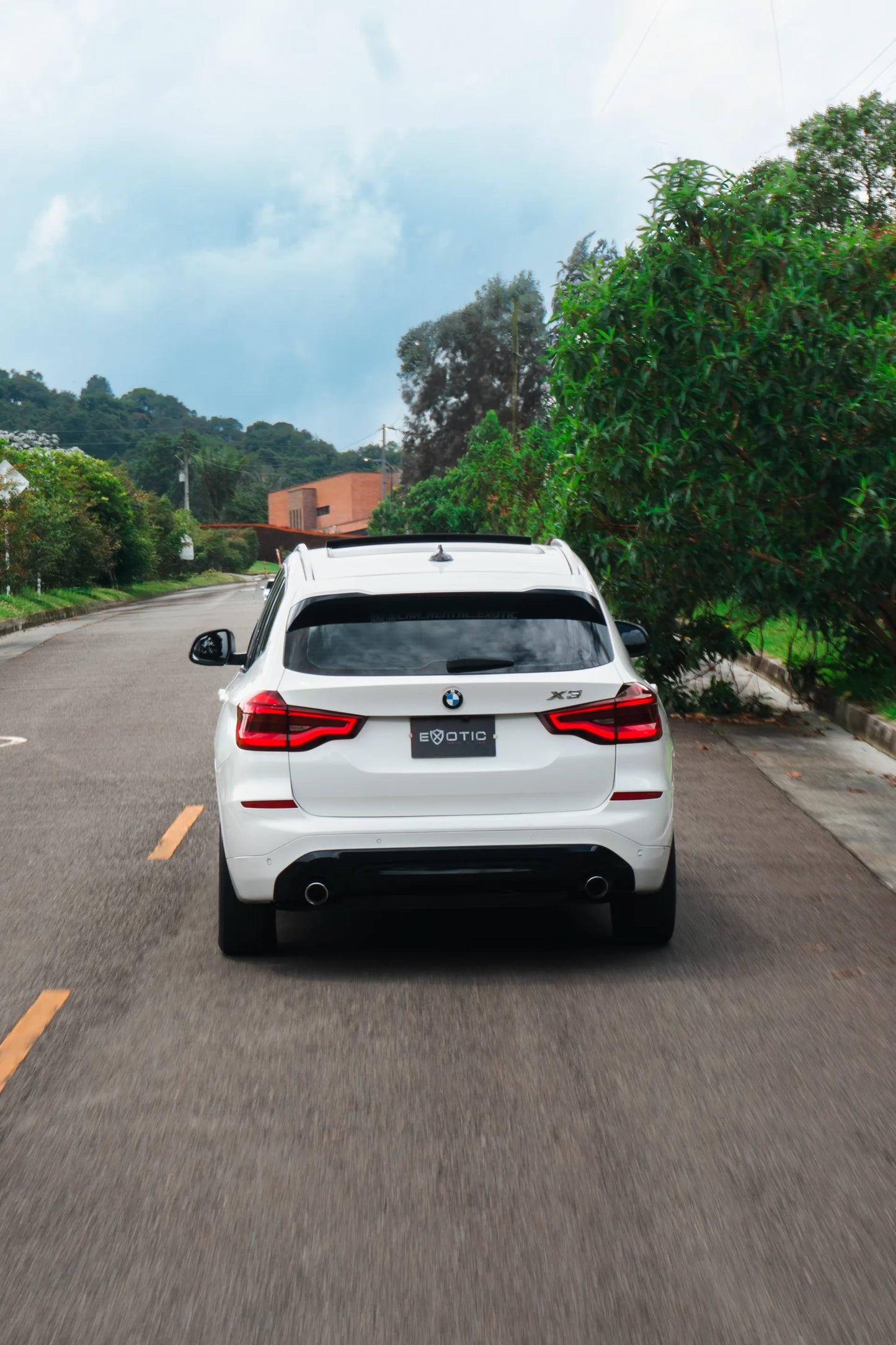 Alquiler de vehículos en Medellín - BMW X3, vista trasera (2)