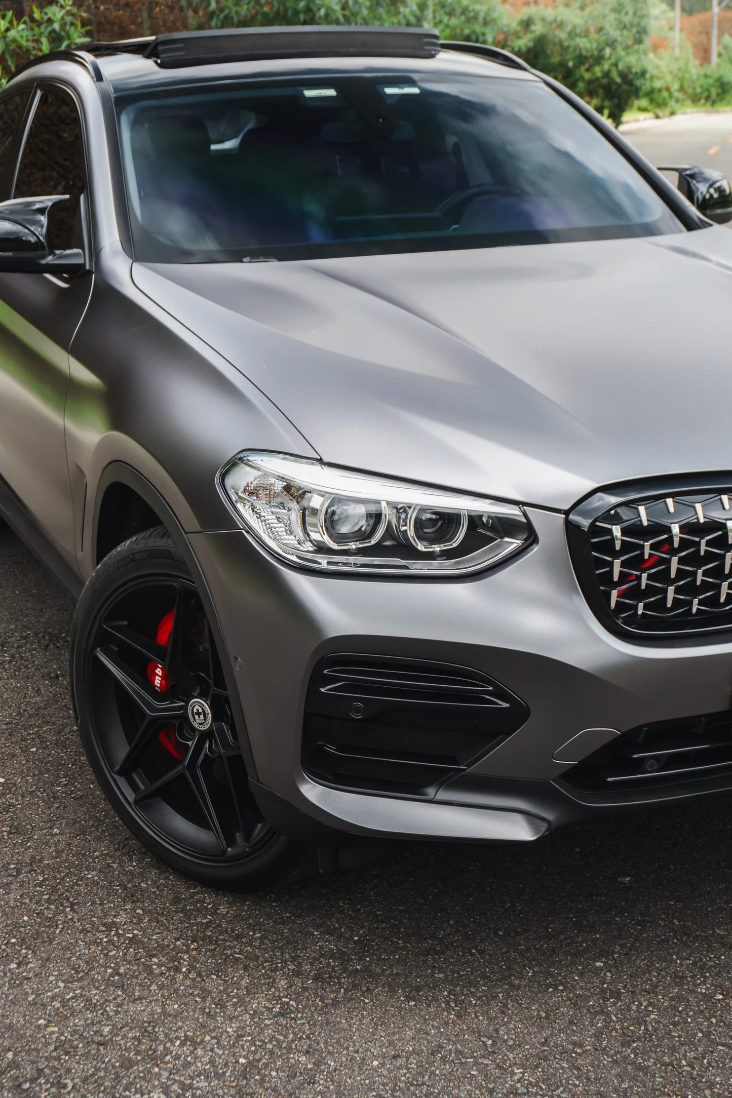 Alquiler de vehículos en Medellín - BMW X4 Gris Metálico, faro delantero