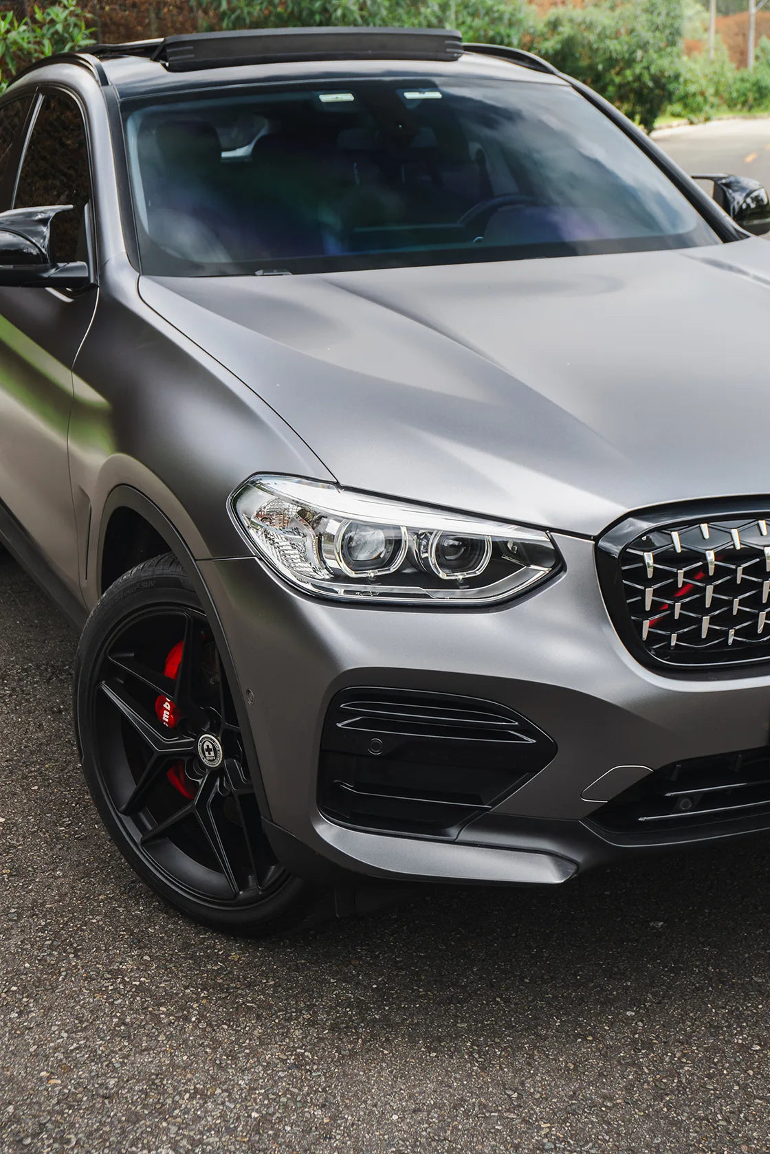Alquiler de vehículos en Medellín - BMW X4 Gris Metálico, vista frontal lateral (2)