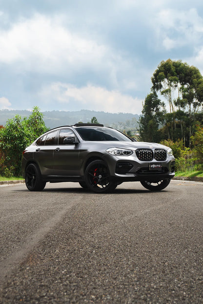 Alquiler de vehículos en Medellín - BMW X4 Gris Metálico, vista frontal lateral