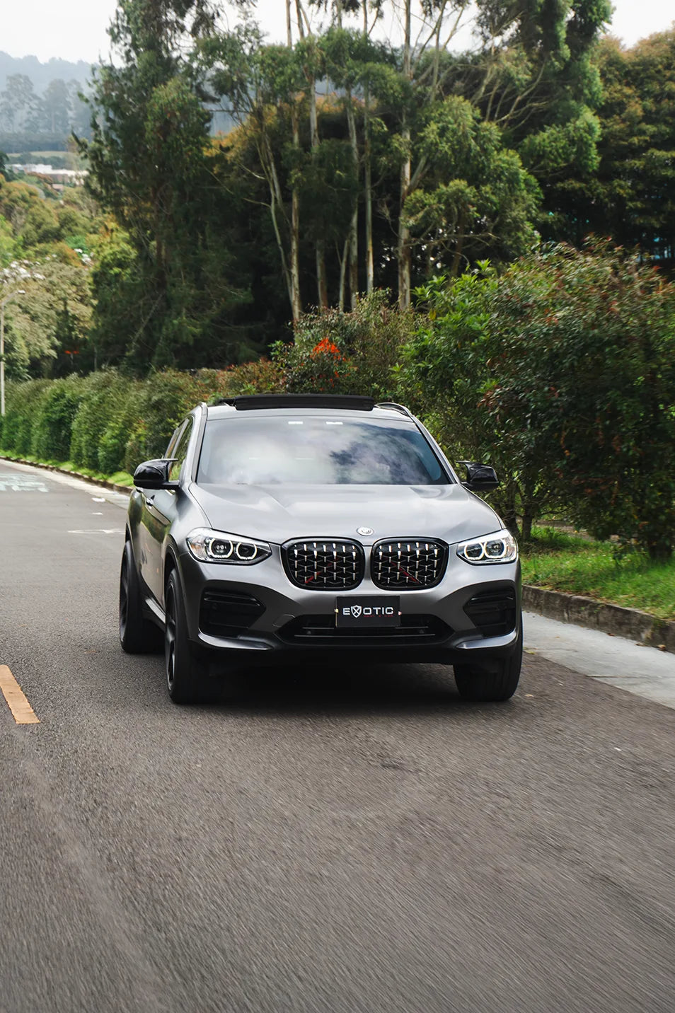Alquiler de vehículos en Medellín - BMW X4 Gris Metálico, de frente en movimiento