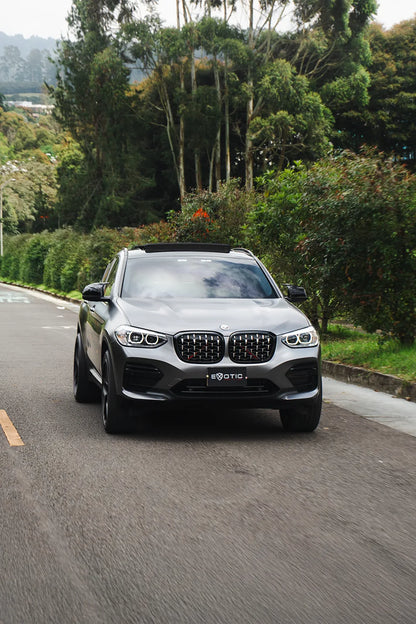 Alquiler de vehículos en Medellín - BMW X4 Gris Metálico, de frente en movimiento