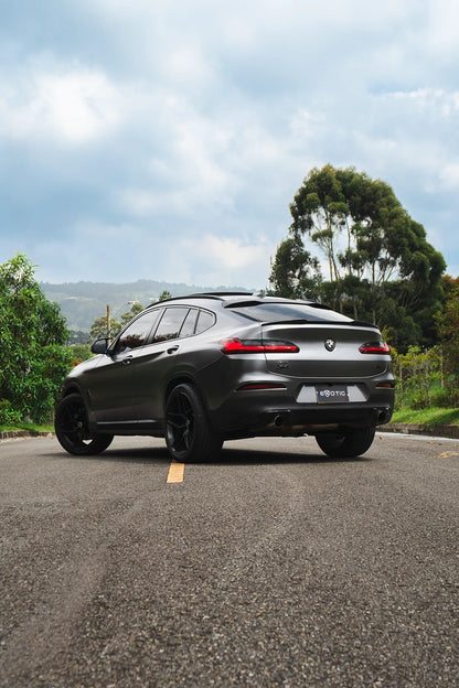 Alquiler de vehículos en Medellín - BMW X4 Gris Metálico, vista trasera lateral