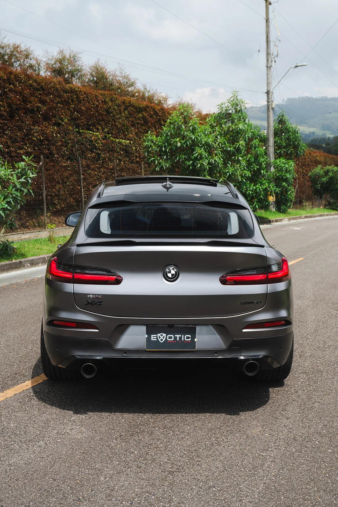Alquiler de vehículos en Medellín - BMW X4 Gris Metálico, vista trasera (2)