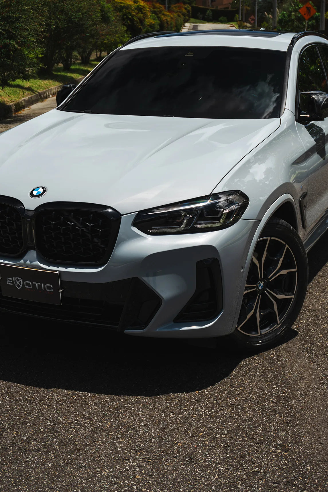 Alquiler de vehículos en Medellín - BMW X4 Paquete M, vista frontal lateral (2)