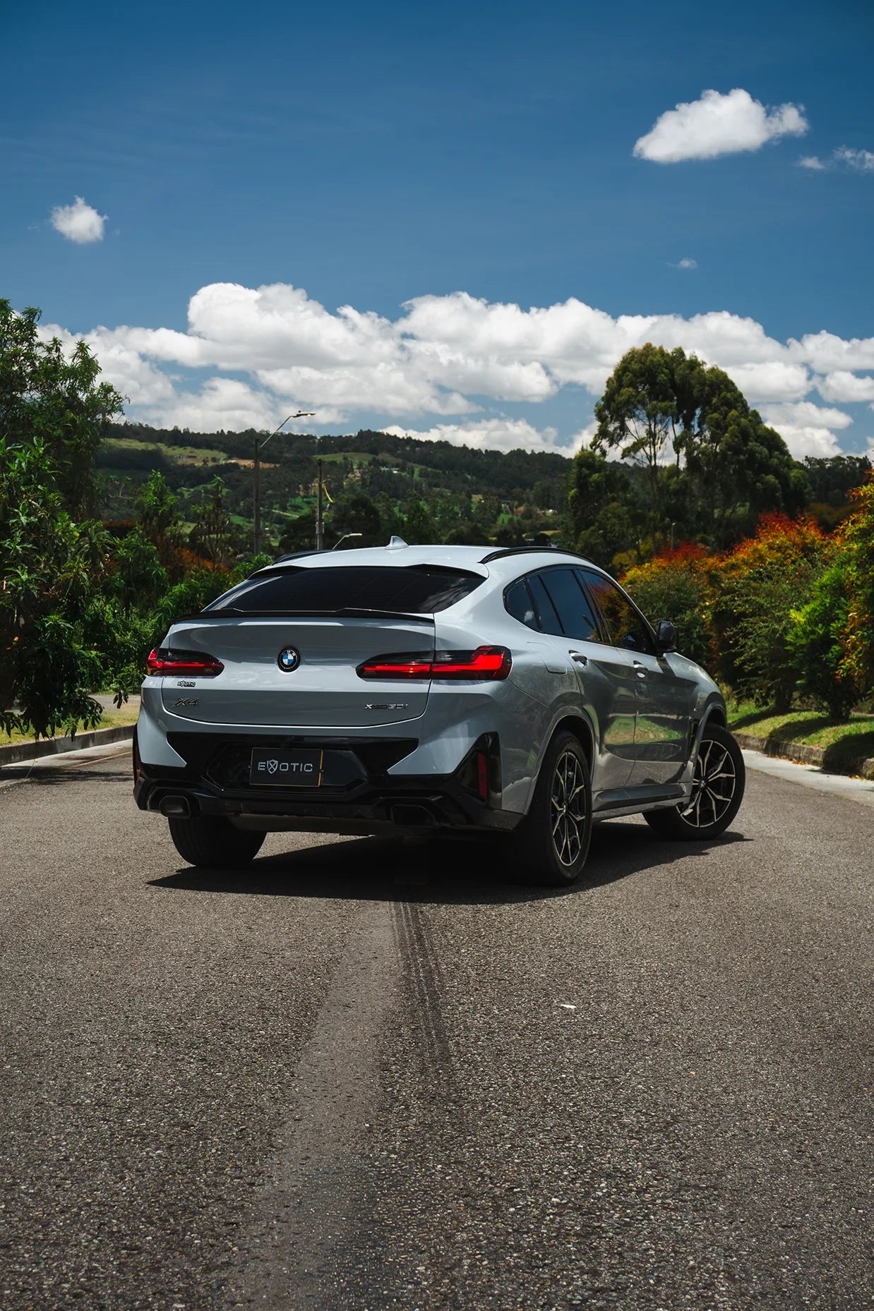 Alquiler de vehículos en Medellín - BMW X4 Paquete M, vista frontal lateral (3)