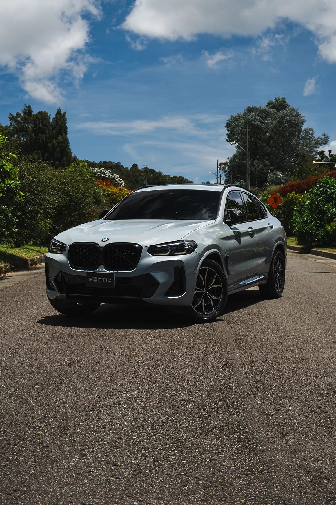 Alquiler de vehículos en Medellín - BMW X4 Paquete M, vista frontal lateral