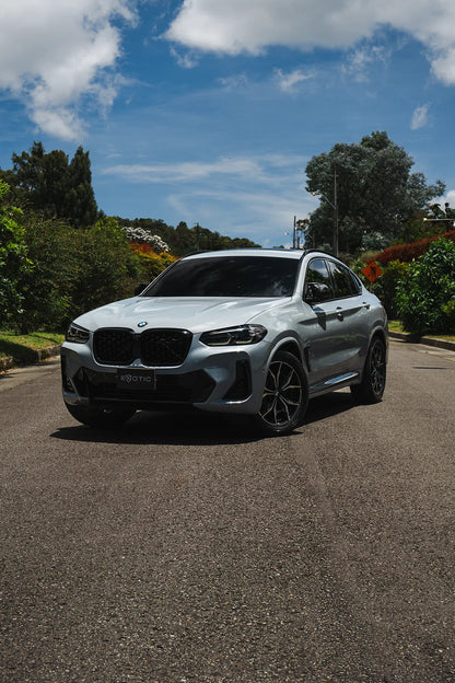 Alquiler de vehículos en Medellín - BMW X4 Paquete M, vista frontal lateral