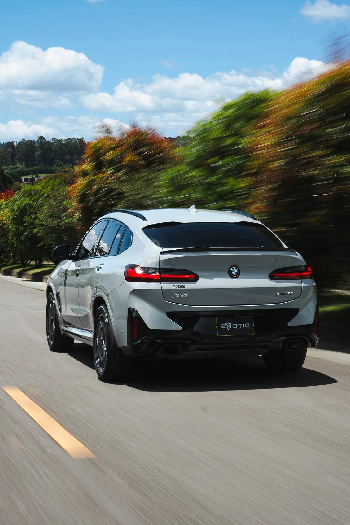 Alquiler de vehículos en Medellín - BMW X4 Paquete M, de frente en movimiento (2)