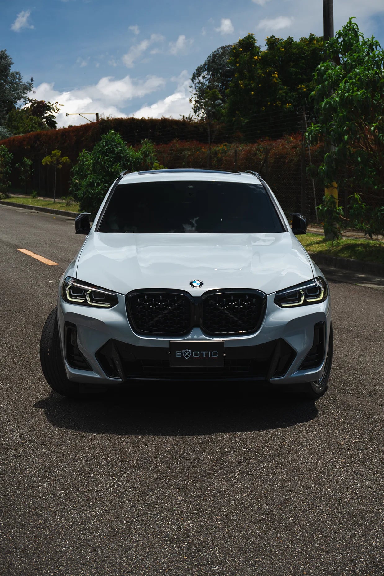 Alquiler de vehículos en Medellín - BMW X4 Paquete M, de frente en movimiento