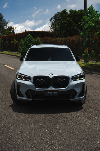 Alquiler de vehículos en Medellín - BMW X4 Paquete M, de frente en movimiento