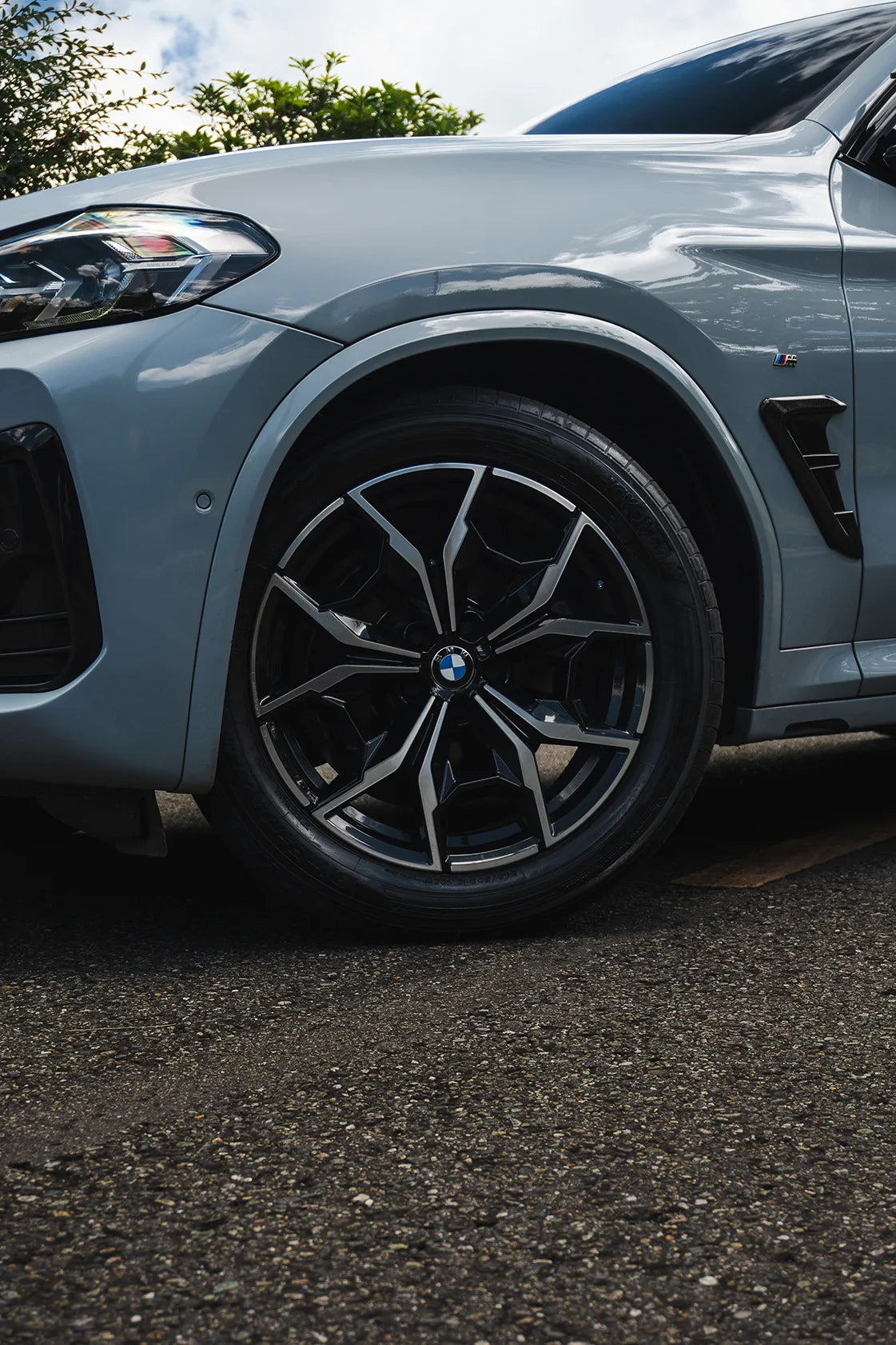 Alquiler de vehículos en Medellín - BMW X4 Paquete M, vista lateral y llantas