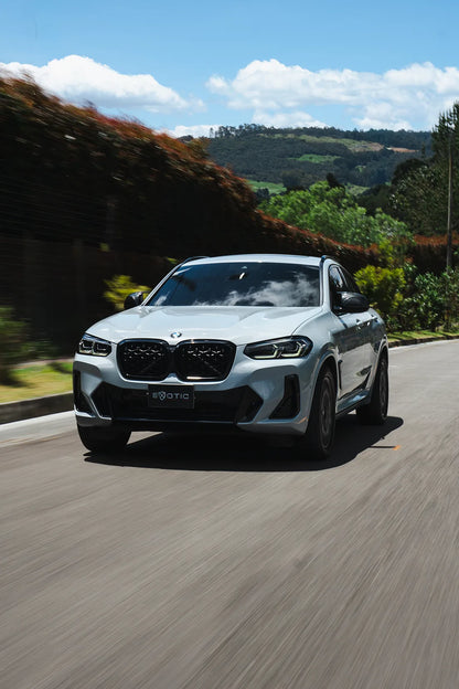 Alquiler de vehículos en Medellín - BMW X4 Paquete M, vista trasera lateral