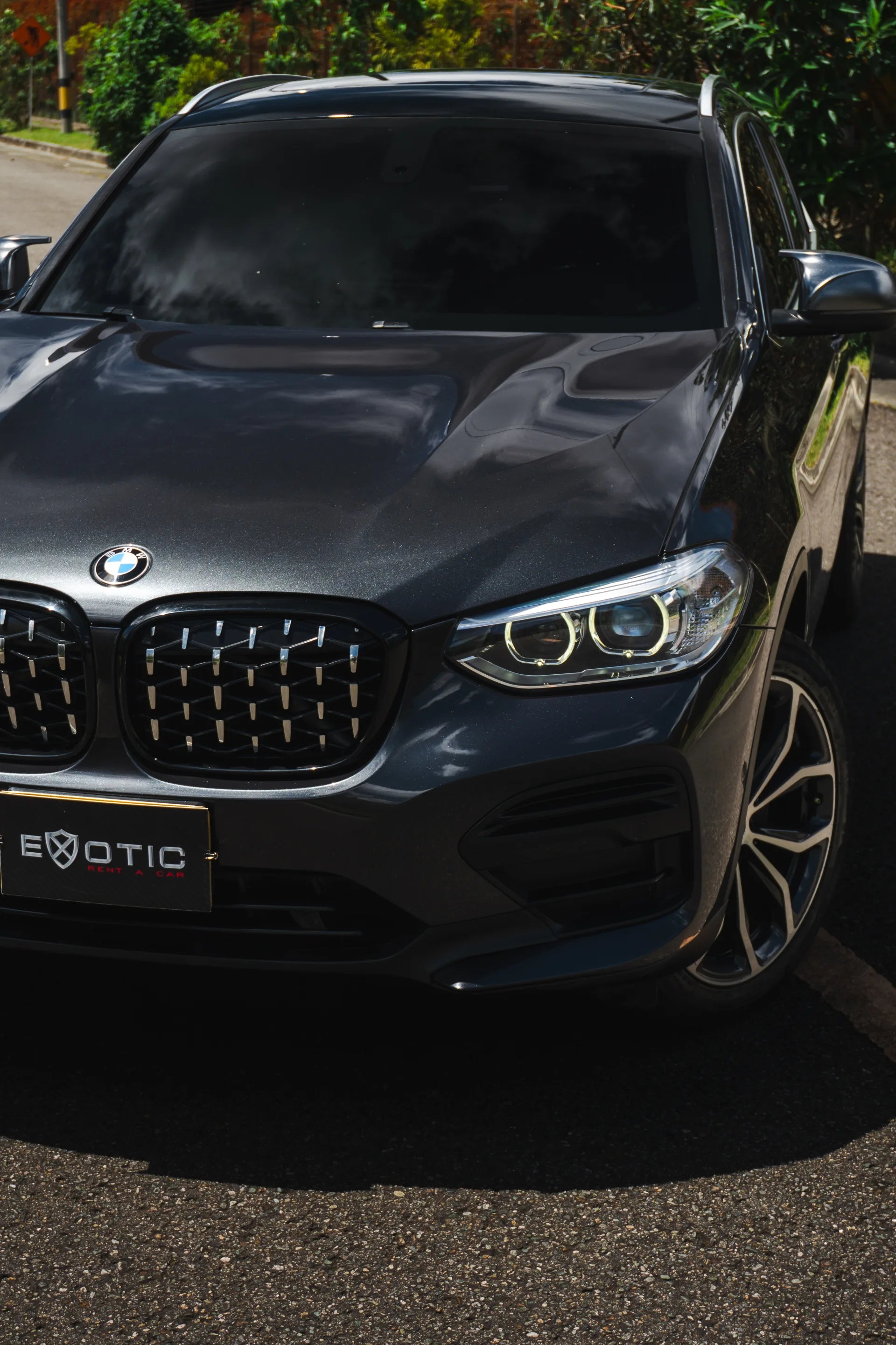 Alquiler de vehículos en Medellín - BMW X4, vista tres cuartos frontal (2)