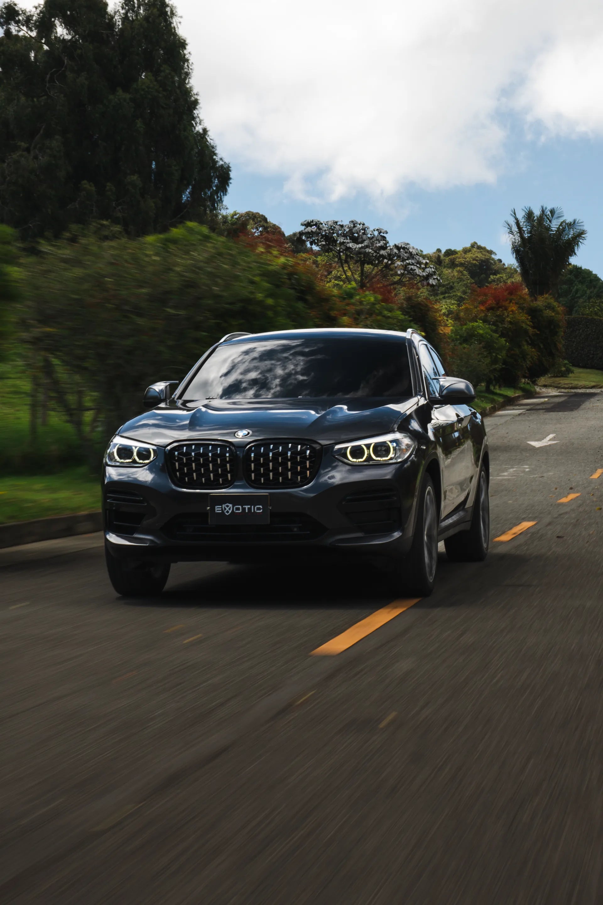 Alquiler de vehículos en Medellín - BMW X4, vista tres cuartos frontal (3)