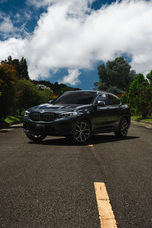 Alquiler de vehículos en Medellín - BMW X4, vista tres cuartos frontal