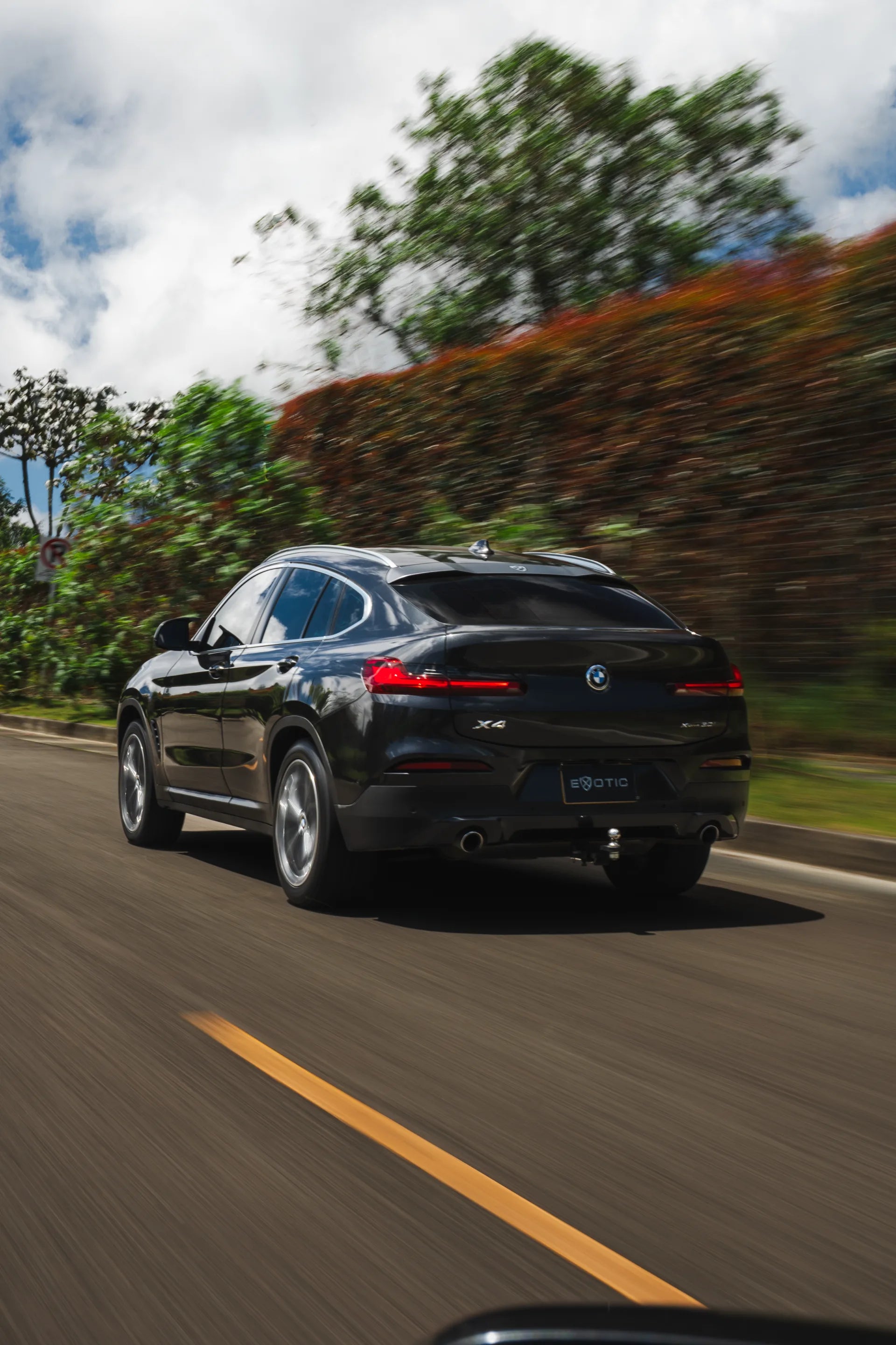 Alquiler de vehículos en Medellín - BMW X4, vista tres cuartos trasero (2)