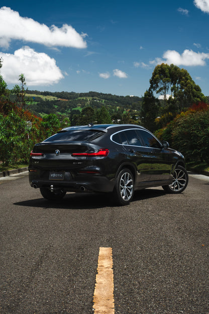 Alquiler de vehículos en Medellín - BMW X4, vista tres cuartos trasero