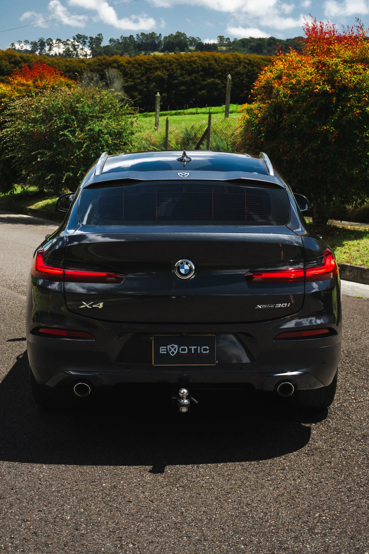 Alquiler de vehículos en Medellín - BMW X4, vista trasera (2)