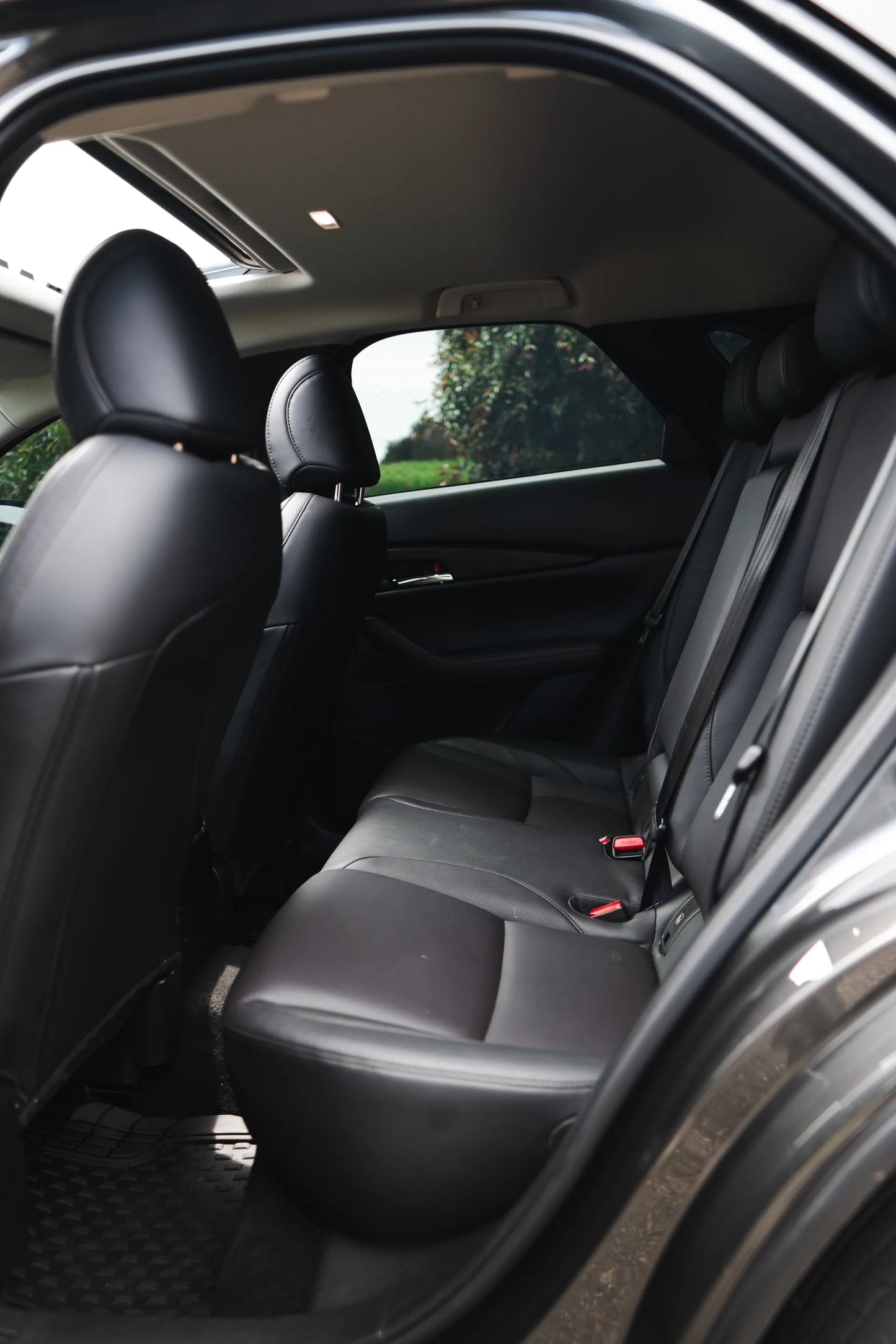 Alquiler de vehículos en Medellín - Mazda CX-30 Híbrida, asientos traseros