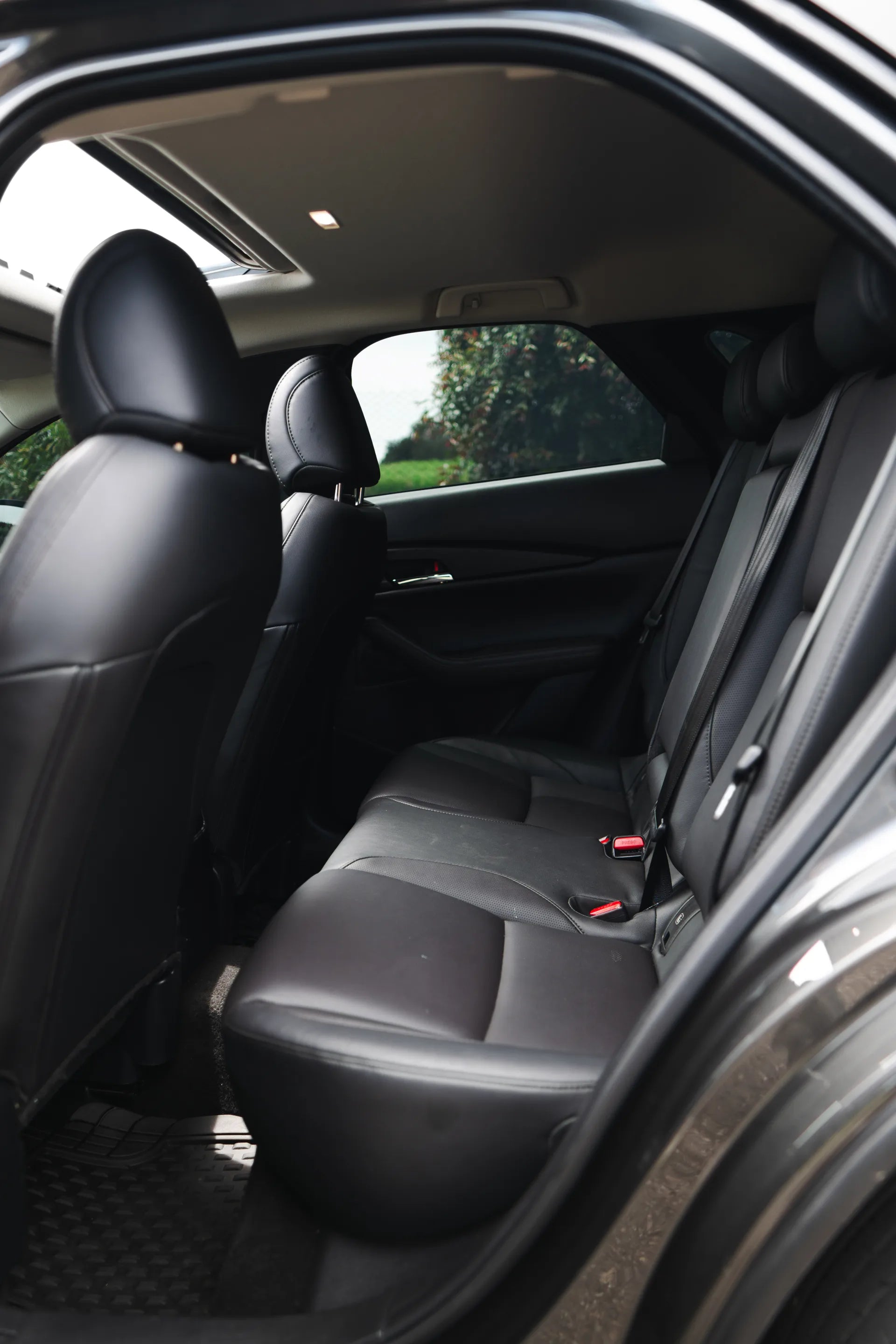 Alquiler de vehículos en Medellín - Mazda CX-30 Híbrida, asientos traseros