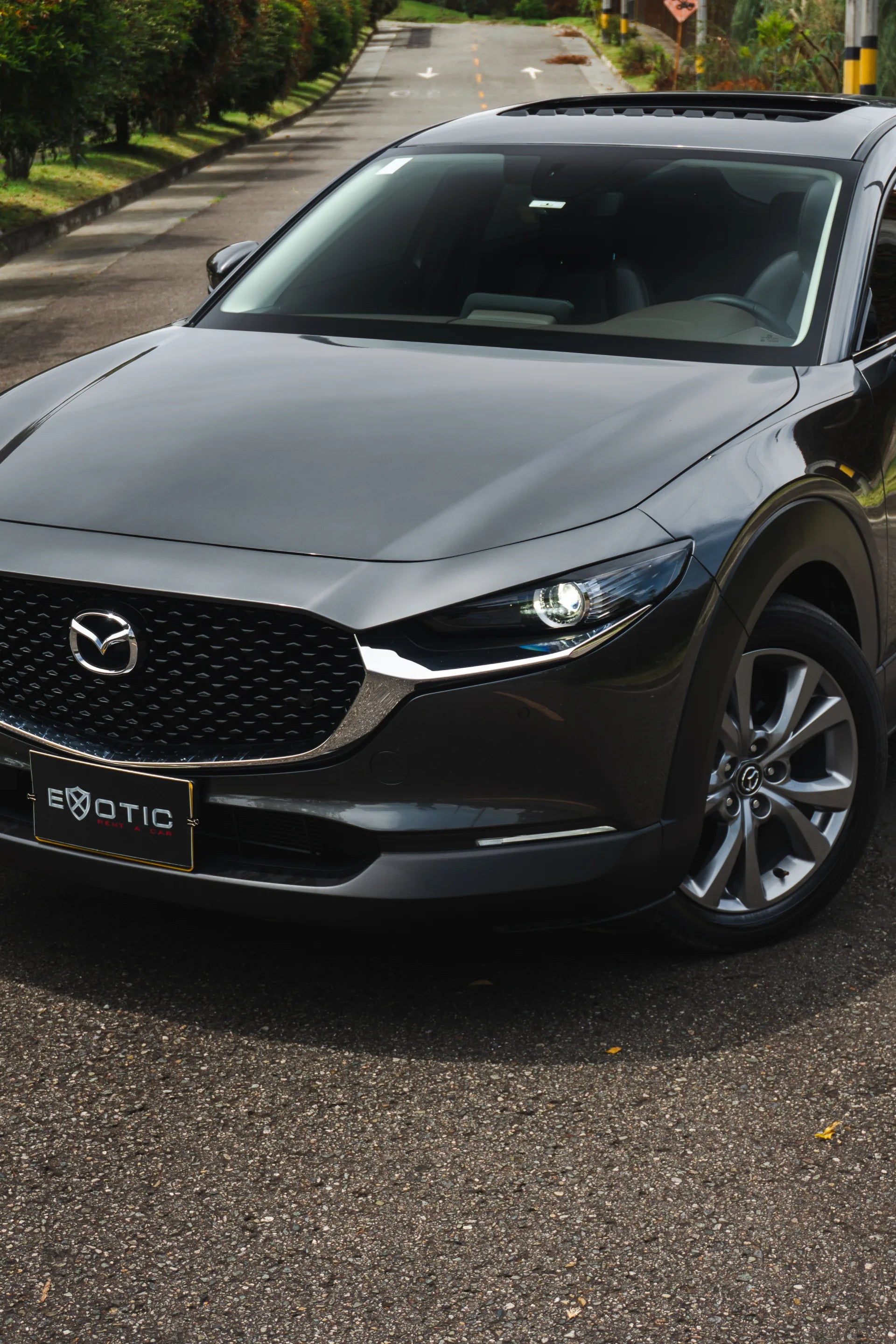 Alquiler de vehículos en Medellín - Mazda CX-30 Híbrida, faro delantero