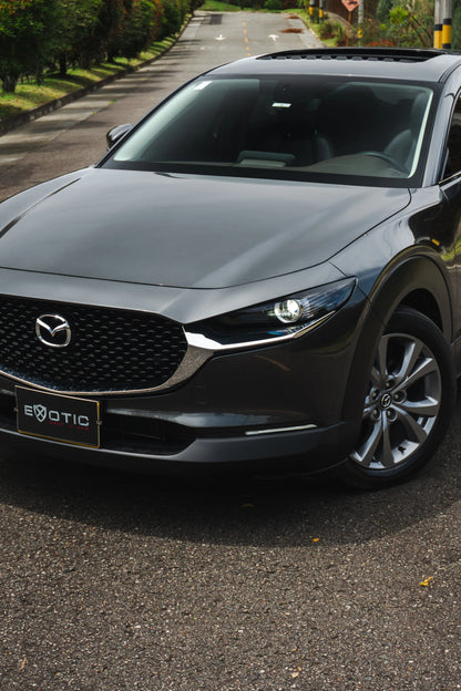 Alquiler de vehículos en Medellín - Mazda CX-30 Híbrida, faro delantero