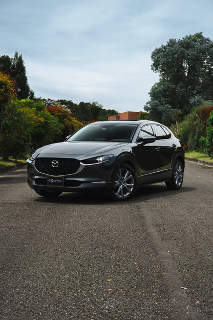 Alquiler de vehículos en Medellín - Mazda CX-30 Híbrida, vista tres cuartos frontal