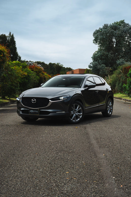 Alquiler de vehículos en Medellín - Mazda CX-30 Híbrida, vista tres cuartos frontal