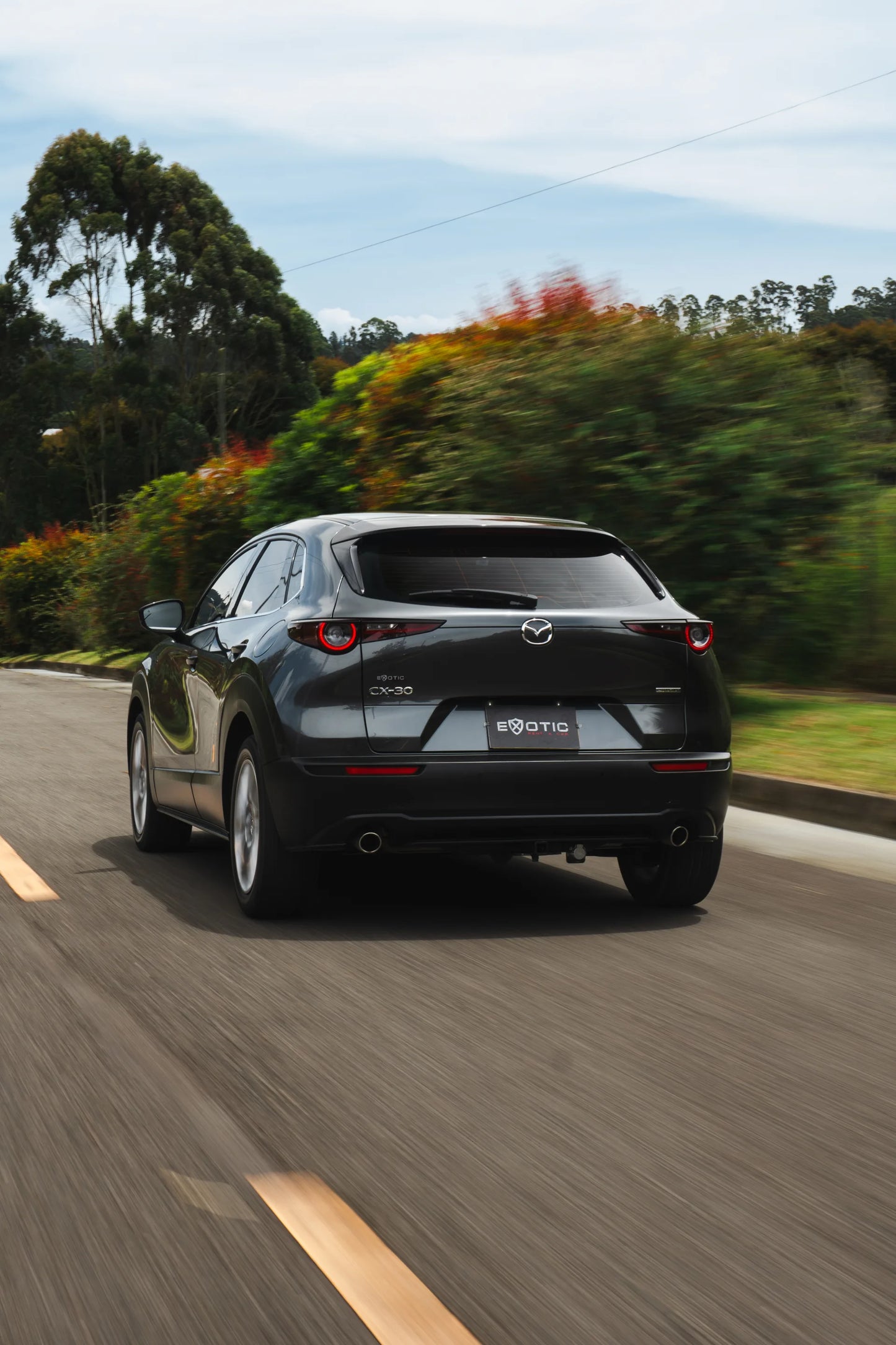 Alquiler de vehículos en Medellín - Mazda CX-30 Híbrida, vista tres cuartos trasero (2)
