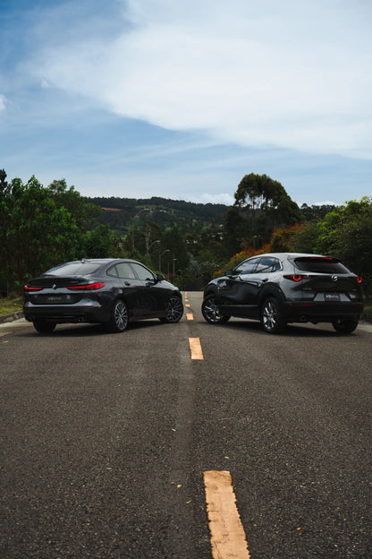 Alquiler de vehículos en Medellín - Mazda CX-30 Híbrida, vista tres cuartos trasero (3)