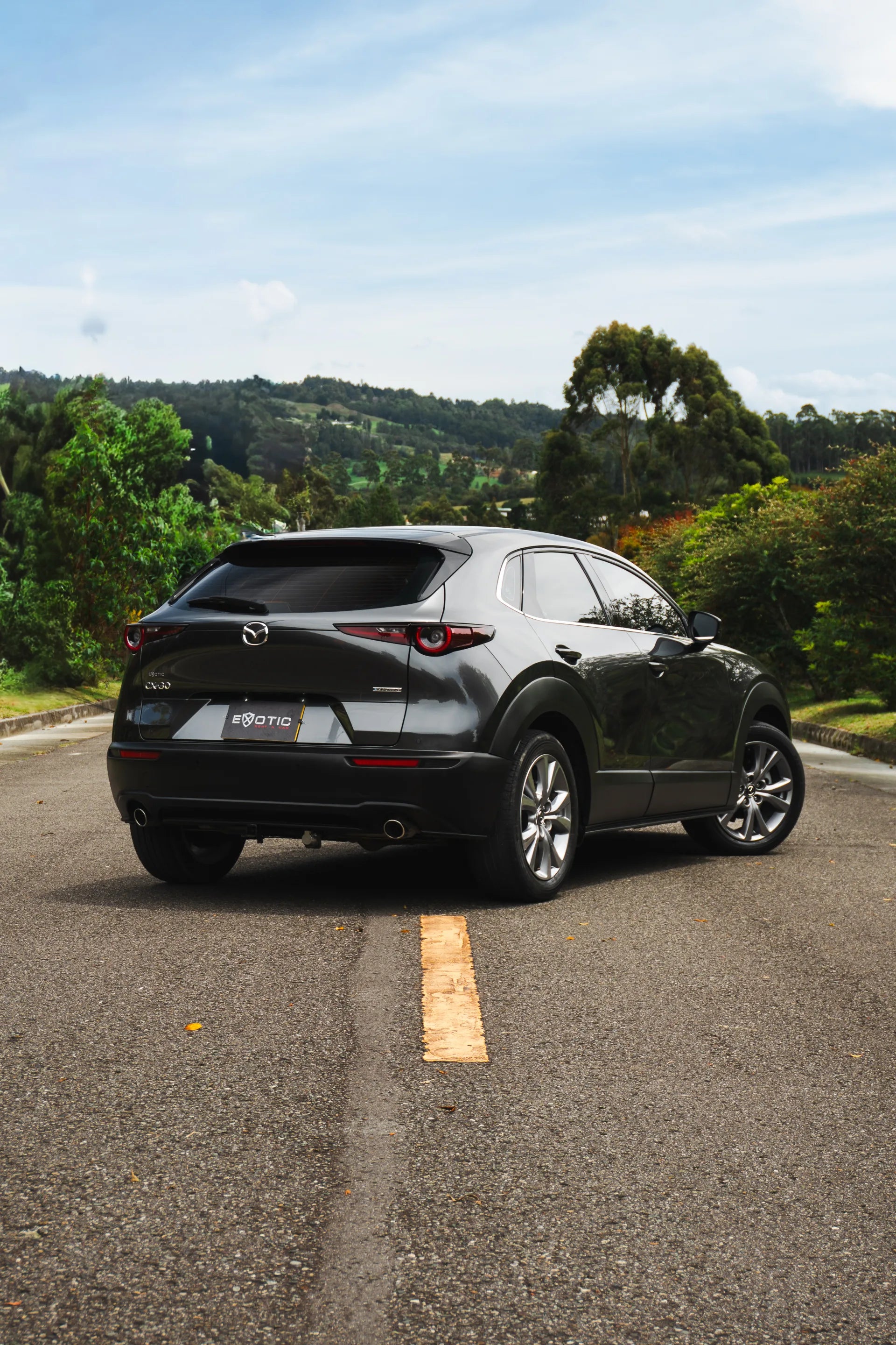 Alquiler de vehículos en Medellín - Mazda CX-30 Híbrida, vista tres cuartos trasero