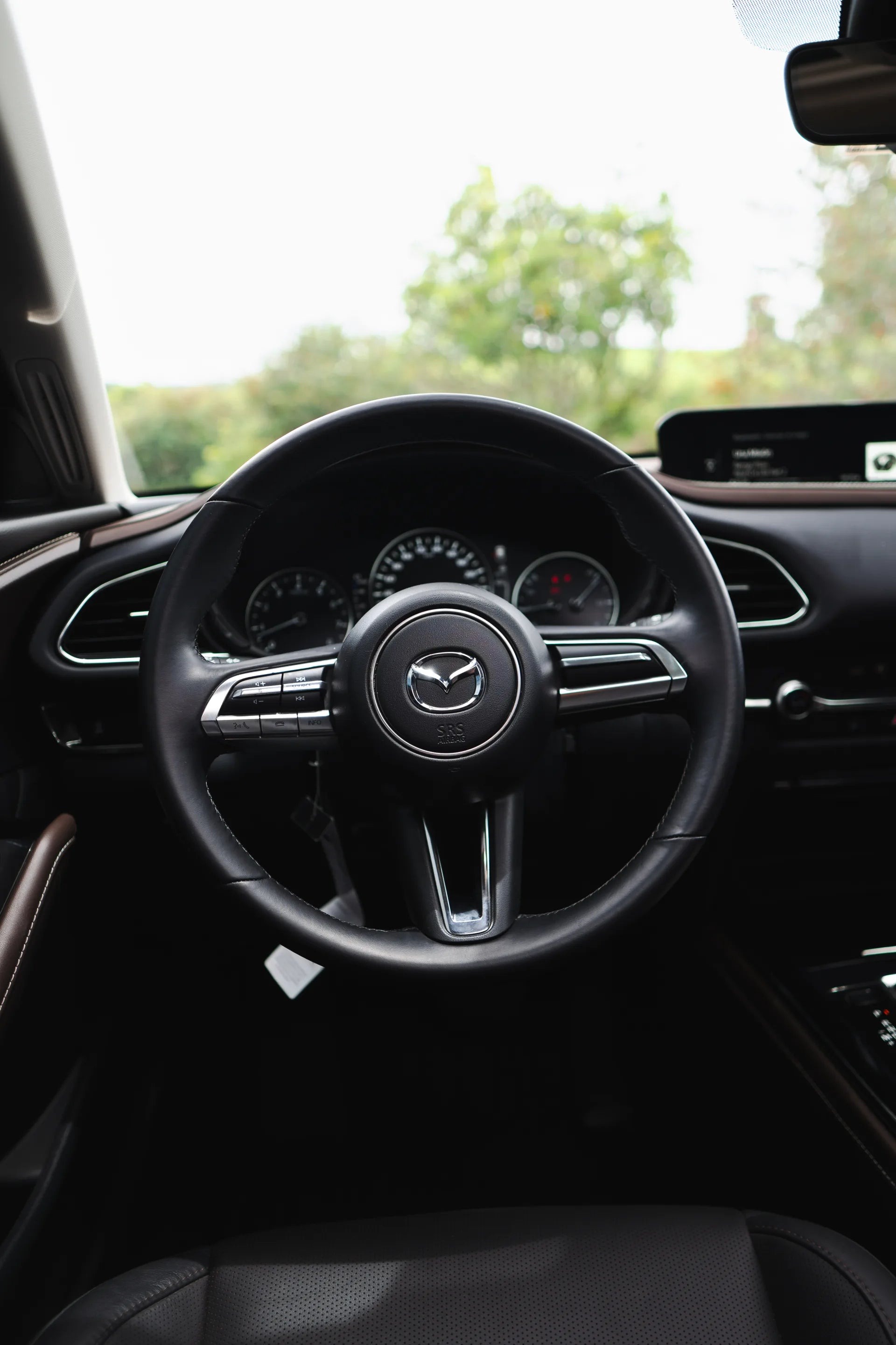 Alquiler de vehículos en Medellín - Mazda CX-30 Híbrida, volante