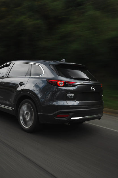 Alquiler de vehículos en Medellín - Mazda CX-9, de frente en movimiento