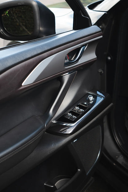 Alquiler de vehículos en Medellín - Mazda CX-9, interior y puerta