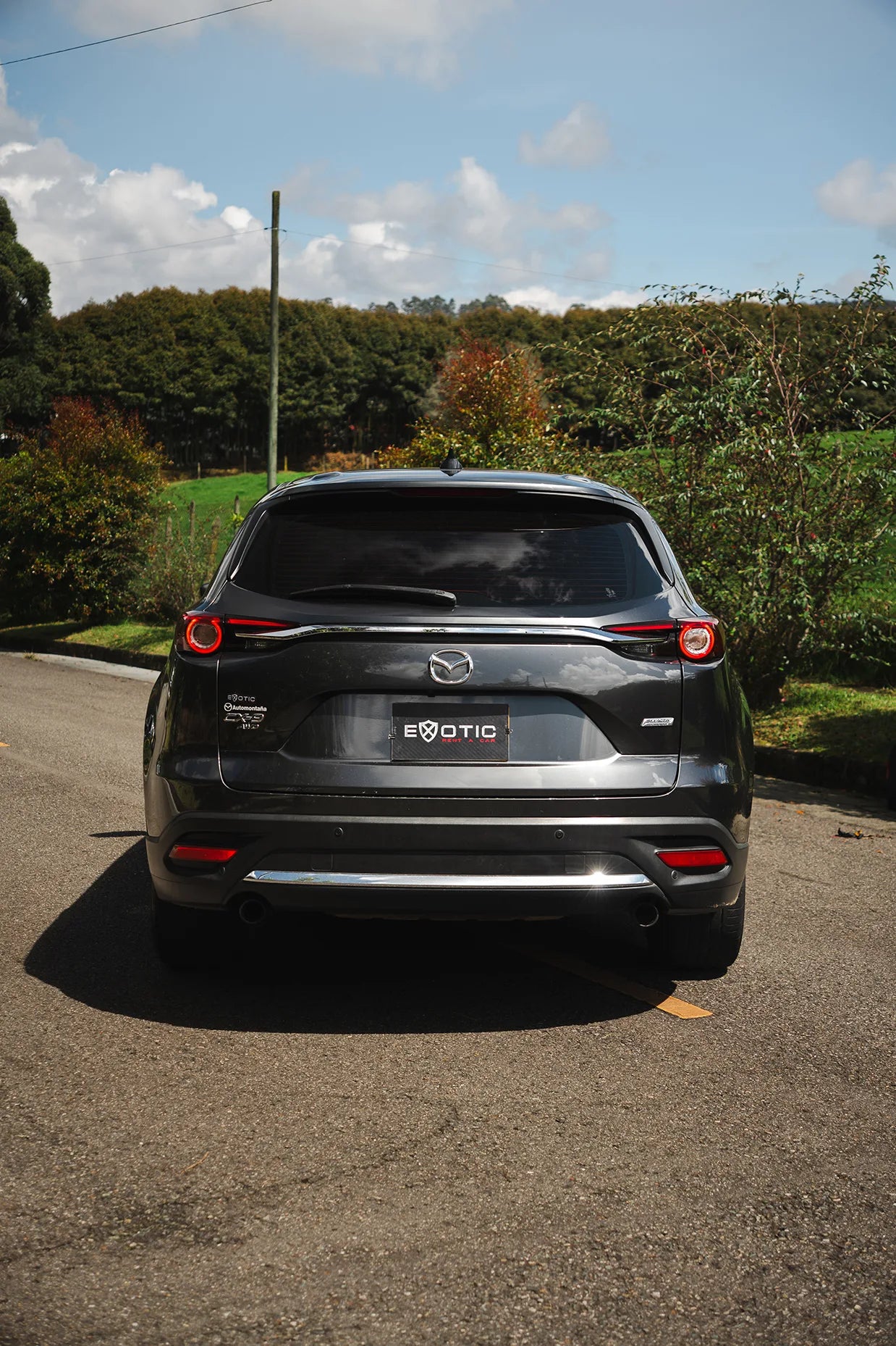 Alquiler de vehículos en Medellín - Mazda CX-9, vista trasera lateral (2)